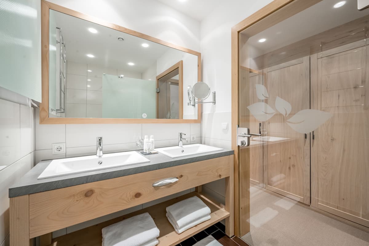 deluxe double room, balcony | bathroom | hair dryer, bathrobes, towels