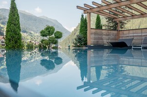Una piscina cubierta, una piscina al aire libre de temporada, sombrillas