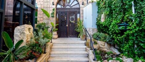 Pintu masuk properti