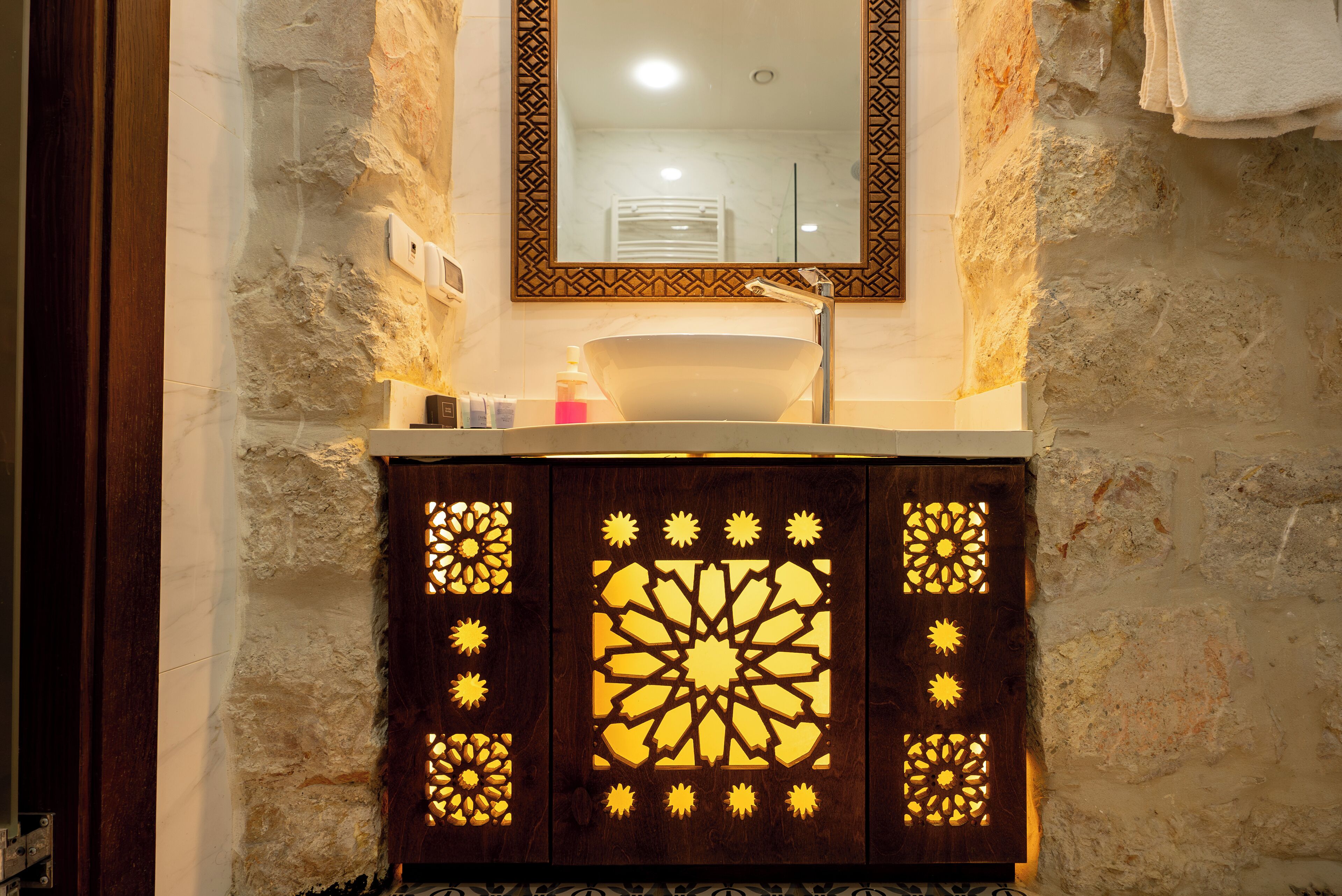 kings double room | bathroom | free toiletries, hair dryer, slippers, towels