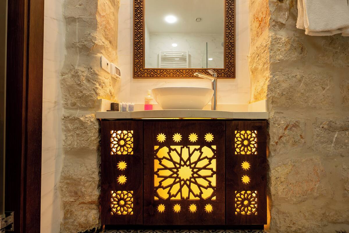 kings double room | bathroom | free toiletries, hair dryer, slippers, towels