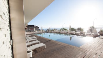 Piscine extérieure (ouverte en saison), parasols de plage