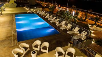 Piscina stagionale all'aperto, ombrelloni da piscina, lettini