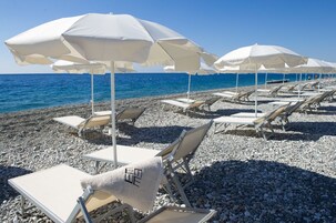 Playa privada, servicio de transporte a la playa, tumbonas y sombrillas