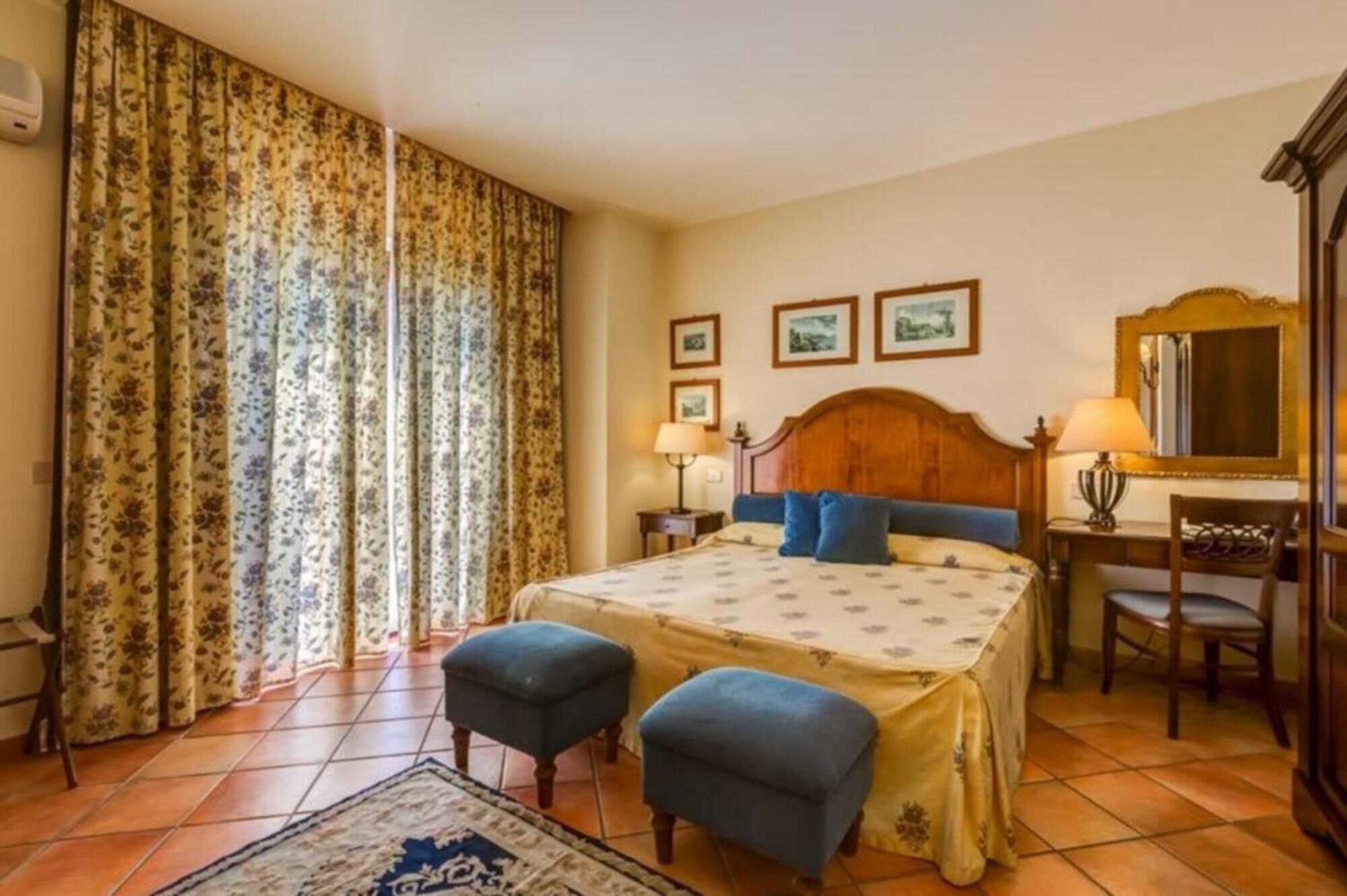 Minibar, una cassaforte in camera, una scrivania