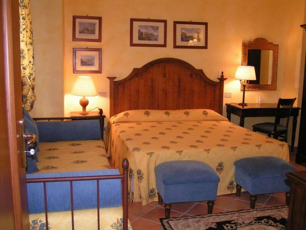 Een minibar, een kluis op de kamer, een bureau