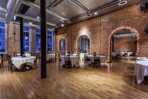 2 restaurants, breakfast, lunch, dinner served; American cuisine 