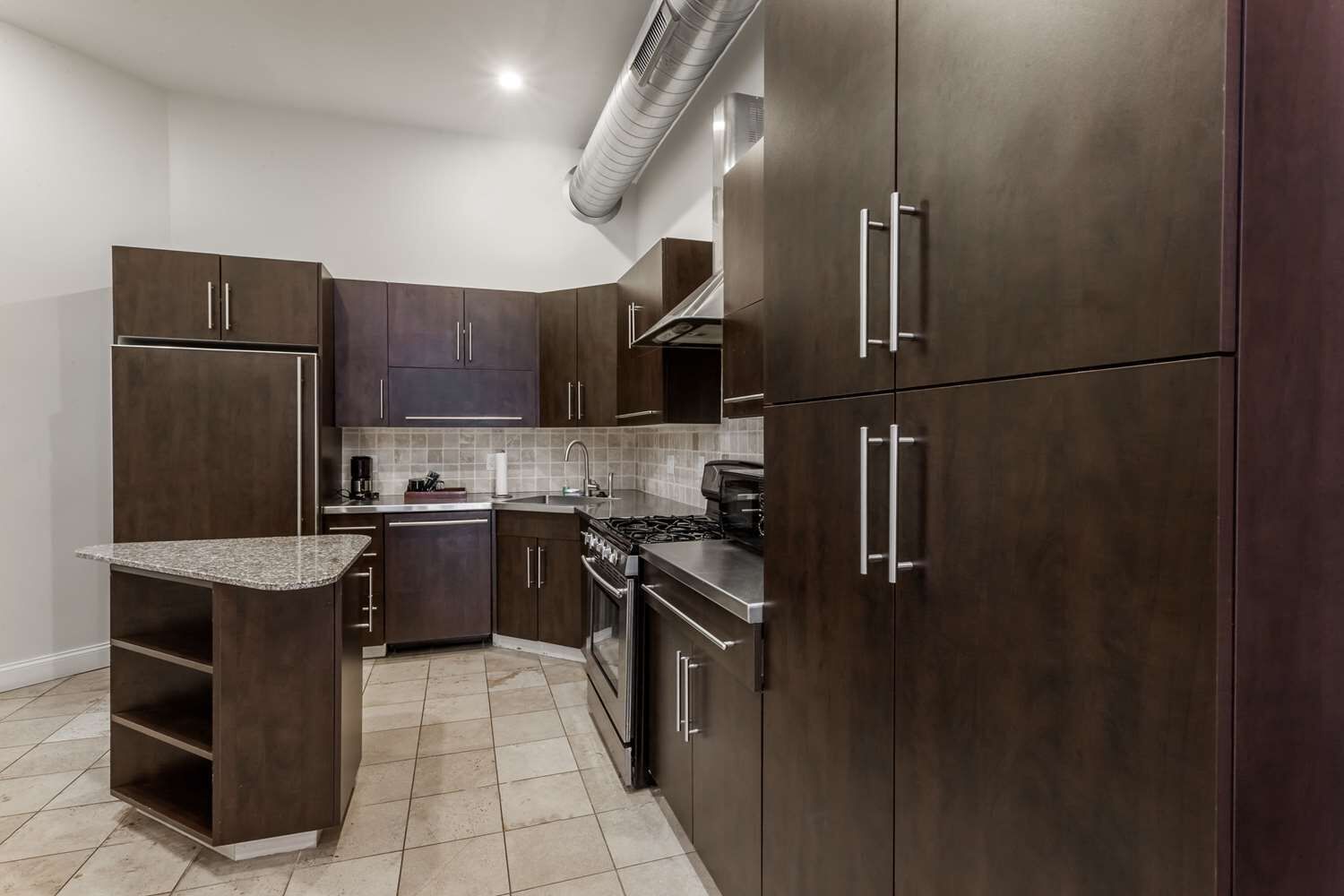 Full-size fridge, microwave, oven, stovetop