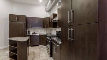 Frigorífico grande, microondas, horno y placa de cocina