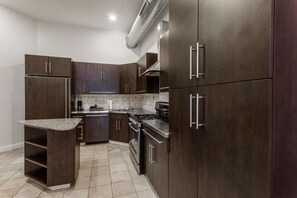 Full-size fridge, microwave, oven, stovetop