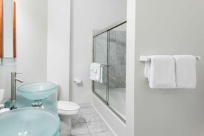 Combined shower/bathtub, free toiletries, hair dryer, towels
