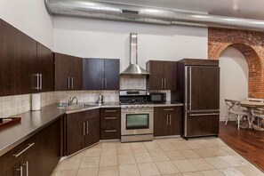 Full-size fridge, microwave, oven, stovetop