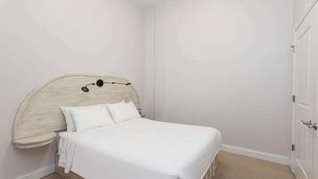 1 Schlafzimmer, Schreibtisch, Bügeleisen/Bügelbrett