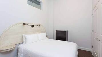 1 dormitorio, escritorio, tabla de planchar con plancha