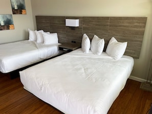 Deluxe-huone, 2 parisänkyä | Ylelliset vuodevaatteet, pimennysverhot, äänieristys, ilmainen Wi-Fi