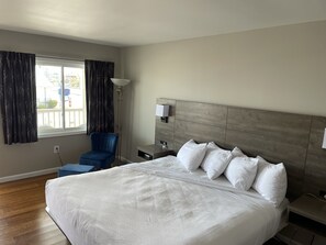 Deluxe Room, 1 King Bed | Premium bedding, blackout drapes, soundproofing, free WiFi - Kings Arms Motel (Ocean City)