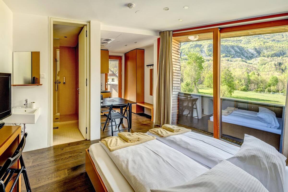 4 bedrooms, in-room safe, individually furnished, desk