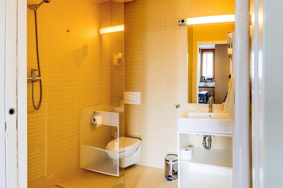 rainfall showerhead, hair dryer, towels