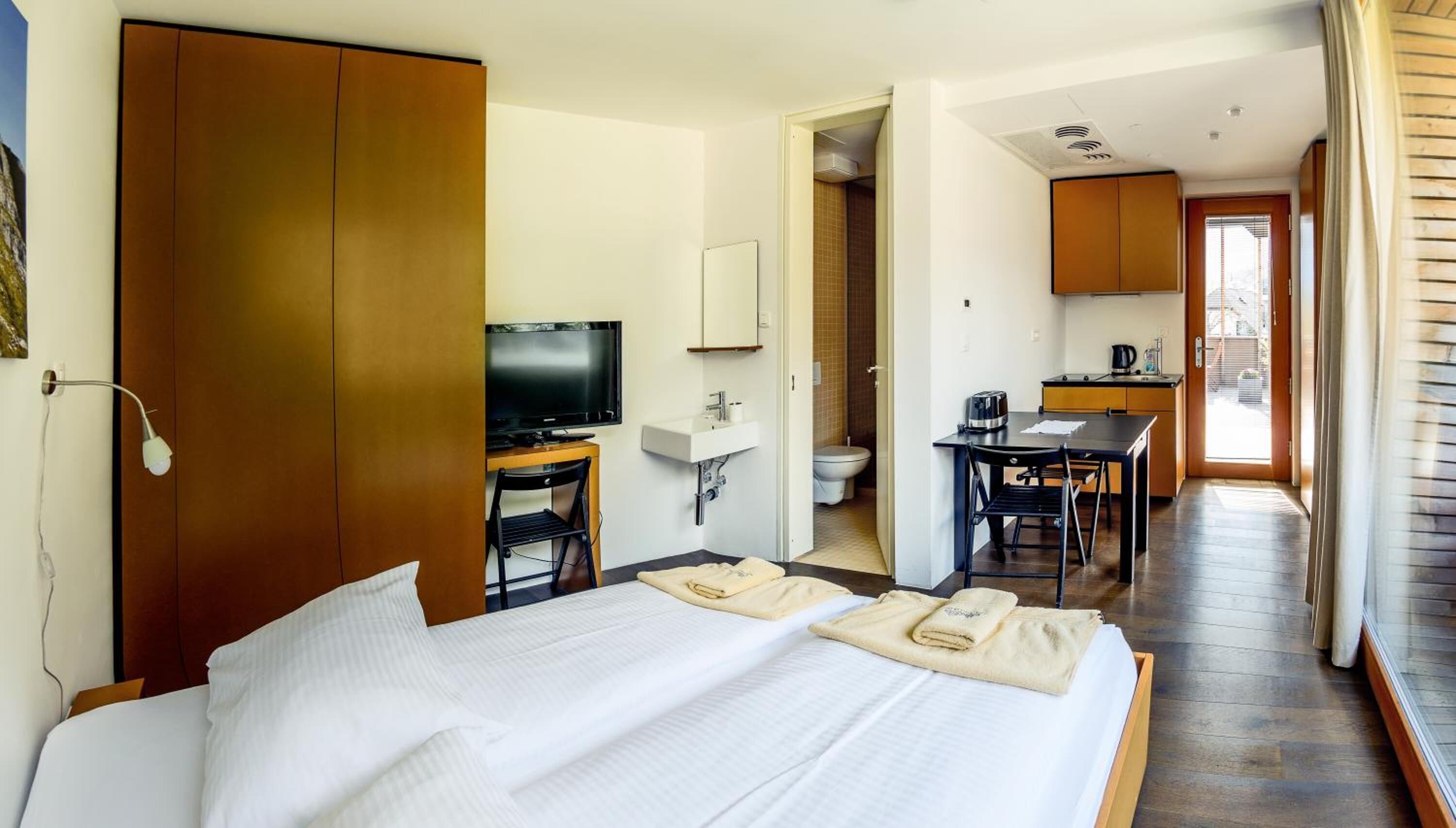 4 bedrooms, in-room safe, individually furnished, desk