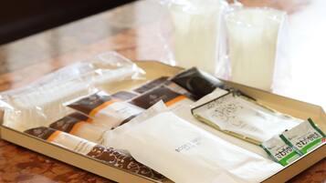 Tina y regadera independientes y amenidades de baño gratuitas