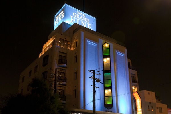 Fachada de la propiedad por la tarde o noche