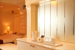 Habitación estándar, 1 cama Queen size (Couples Hotel) | Área de sala de estar | Televisión de pantalla plana y consola de videojuegos