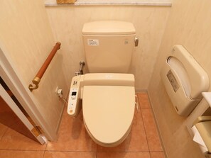 Bañera con ducha, artículos de tocador gratuitos, secador de pelo
