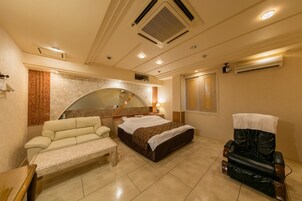 Premium bedding, minibar, individually decorated, individually furnished