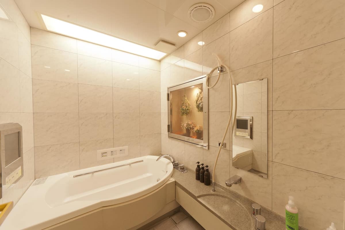 separate bathtub and shower, deep-soaking bathtub, free toiletries