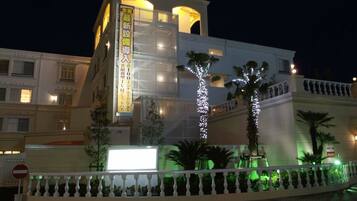 Bagian depan properti - sore/malam