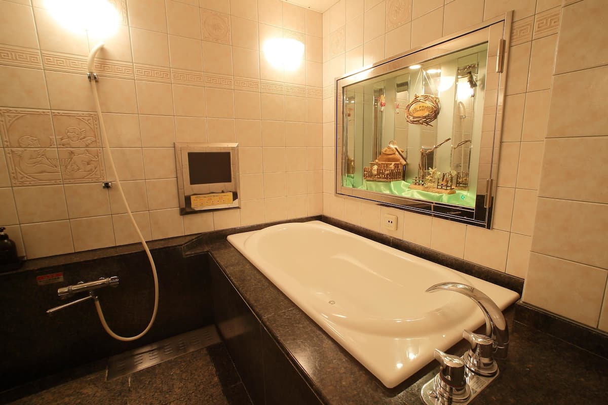 separate bathtub and shower, deep-soaking bathtub, free toiletries