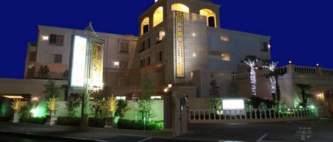 Fachada de la propiedad por la tarde o noche