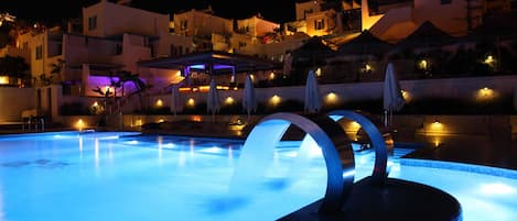 2 utendørsbassenger, bassengparasoller og solsenger