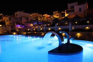 2 piscinas al aire libre, sombrillas, sillones reclinables de piscina