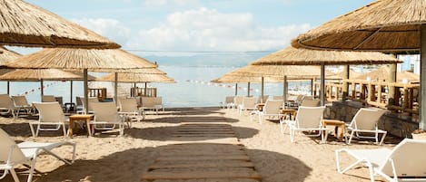 Privéstrand vlakbij, ligstoelen aan het strand, parasols, strandlakens