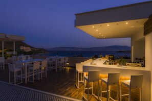 3 bars, bar en bord de piscine, bar de plage