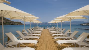Plage privée à proximité, chaises longues, parasols, serviettes de plage
