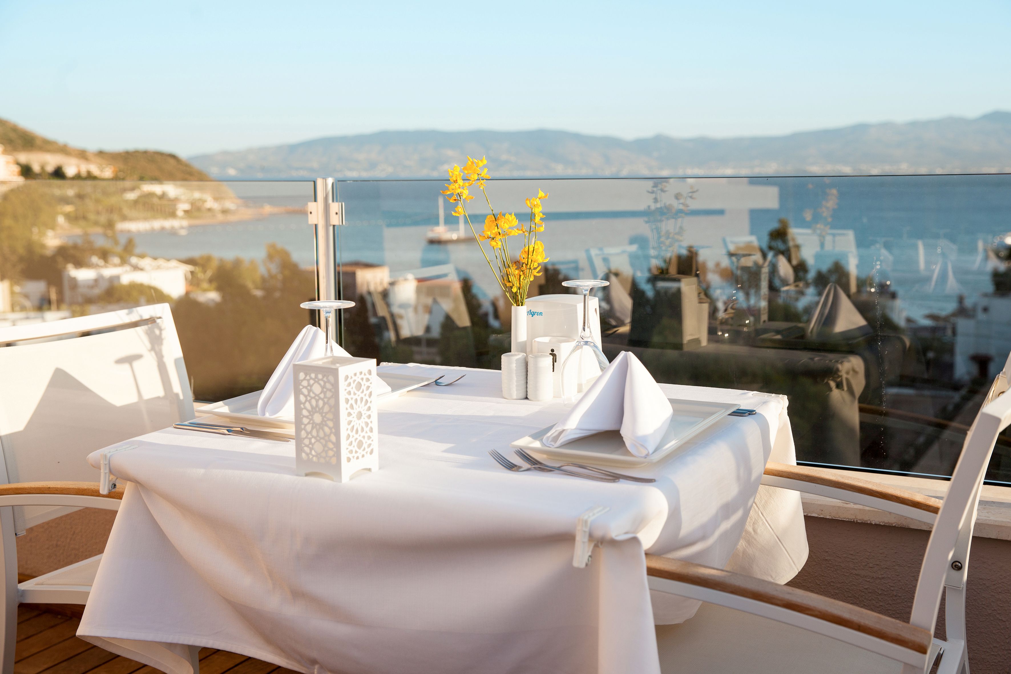 2 restaurants, breakfast served