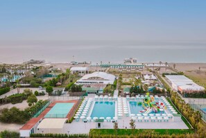 2 piscines extérieures, parasols de plage, chaises longues