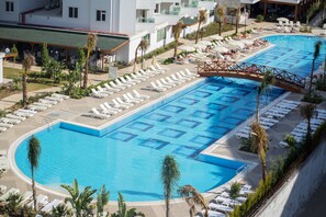 2 piscines extérieures, parasols de plage, chaises longues