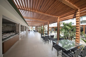 6 restaurants, breakfast, lunch, dinner served; international cuisine
