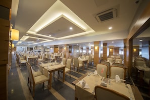 6 restaurants, breakfast, lunch, dinner served; international cuisine
