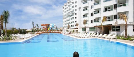 2 室外游泳池,池畔遮阳伞,日光浴躺椅