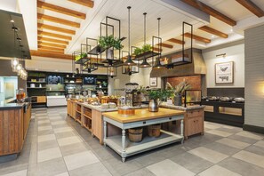 Petit déjeuner et déjeuner servis sur place, restauration en plein air