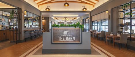 Se sirven desayunos y almuerzos, restaurante con mesas al aire libre