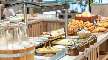 Free daily buffet breakfast
