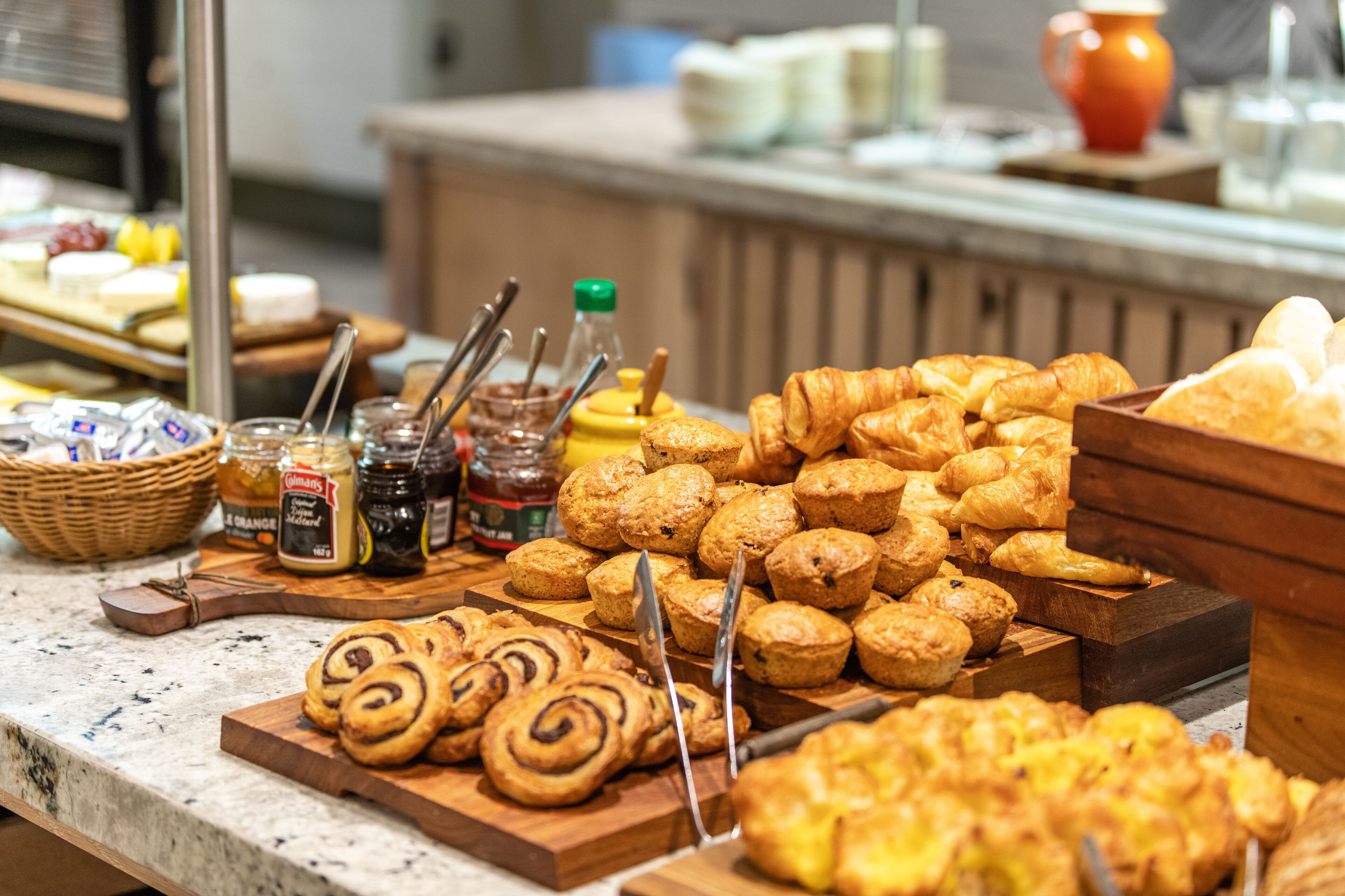 Un buffet de petit-déjeuner proposant une variété de viennoiseries et de tartinades.