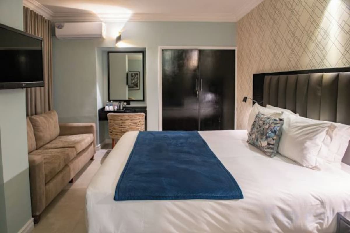 Frigobar, cofres nos quartos, escrivaninha, Wi-Fi de cortesia