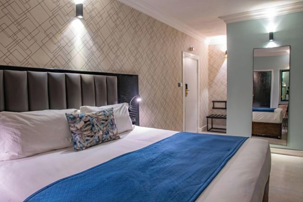 Minibar, in-room safe, desk, WiFi (free)