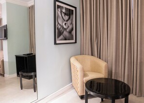 ميني بار وخزنة داخل الغرفة وبديكورات فريدة لكل غرفة وطراز فريد لكل وحدة